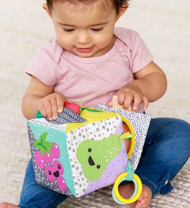 INFANTINO Peek Seek Sensory Cube 3